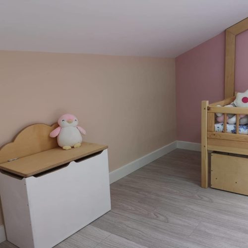 Foto de de cabul junto a cama para dormitorio infantil.