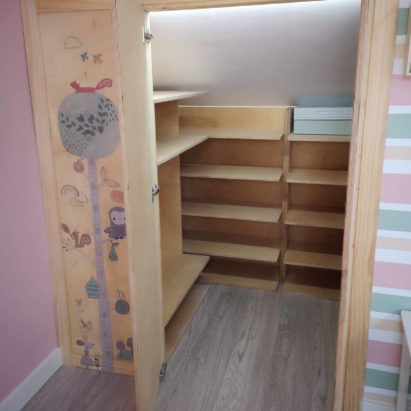 Foto de estaterias de armario para dormitorio infantil.